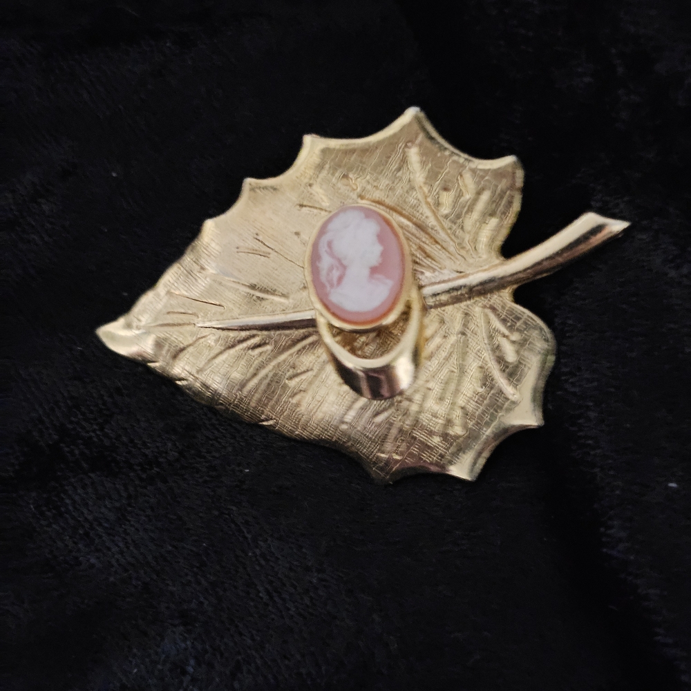 Gold Leaf Cameo Brooch - Picture 6 of 9